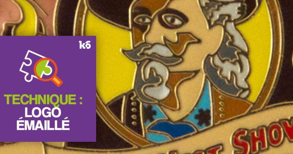 Logo en pin's émaillé personnalisé.